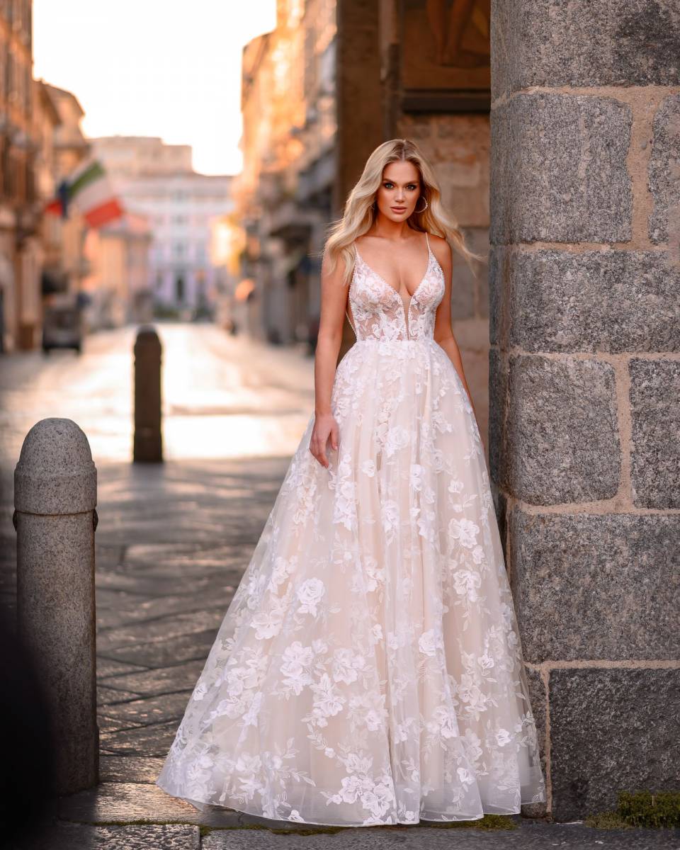 Robe de mariée princesse fines bretelles décolleté en V ANNA SPOSA FRAZIR mariée Marseille 2023