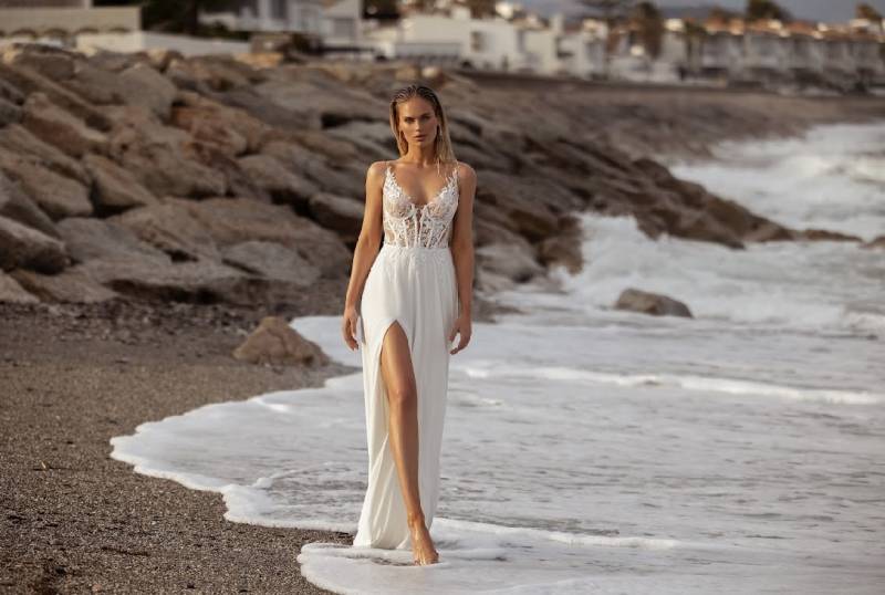 Voici notre somptueuse robe trapèze DIADEMA blanche en dentelle faite main par la créatrice ANNA SPOSA disponible dans votre Boutique Solution Cérémonie à Marseille centre ville
