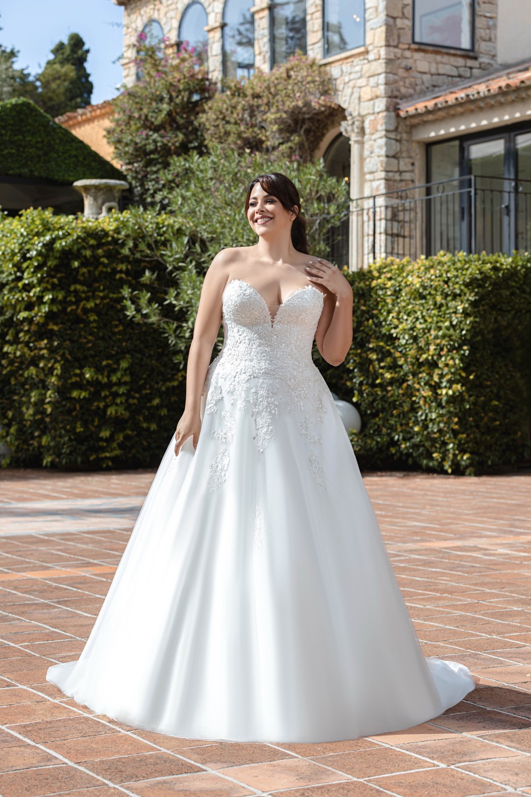 La robe de mariée bustier cœur modèle Catalina de la nouvelle collection grande taille 2025 à Marseille vieux port 