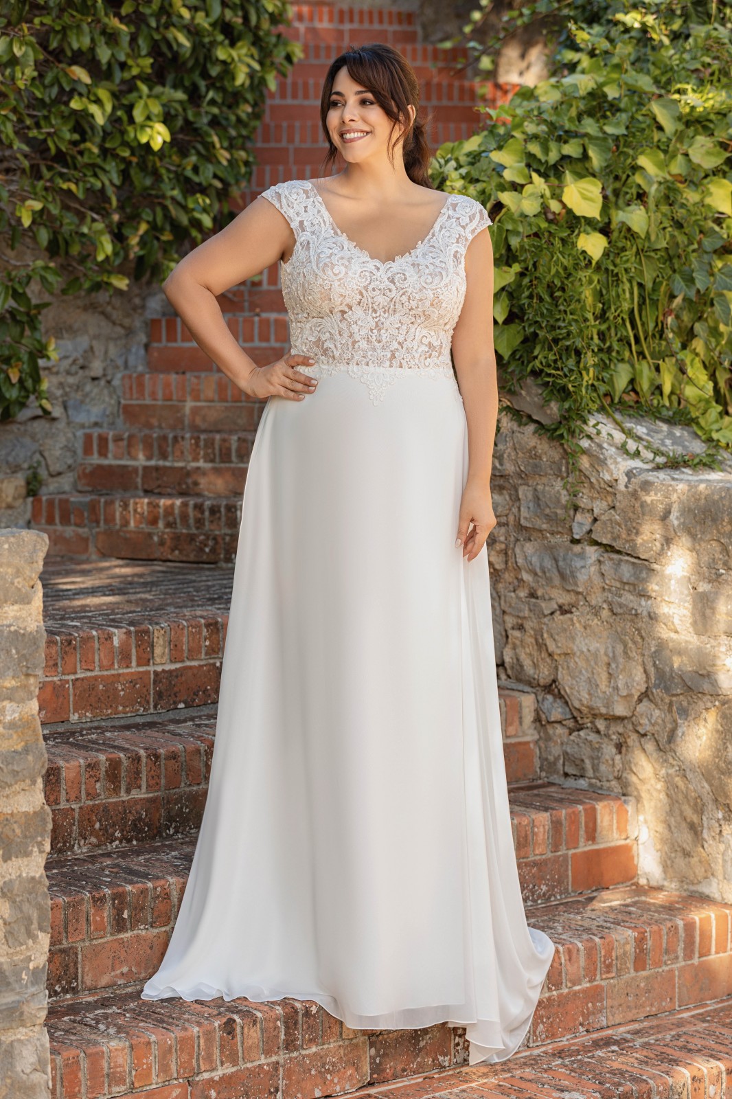 La robe de mariée en mousseline fluide et haut en dentelle petites manches nouvelle collection chez solution cérémonie à Marseille. Élégante et confortable pour sublimer toutes les silhouettes :