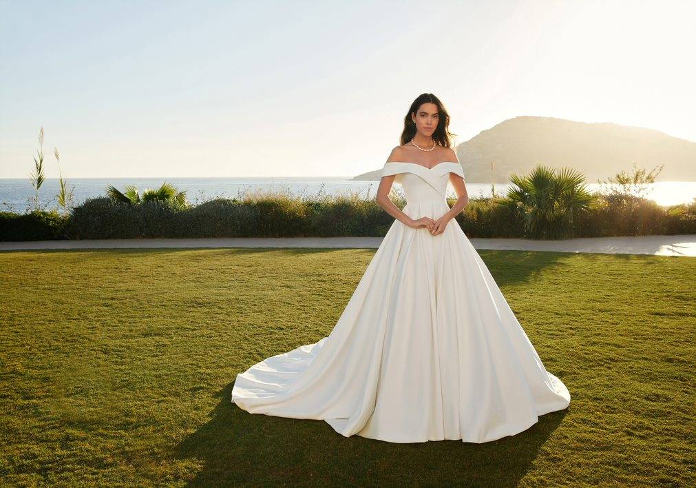 robe de mariée princesse décolleté bateau cosmobella 2023