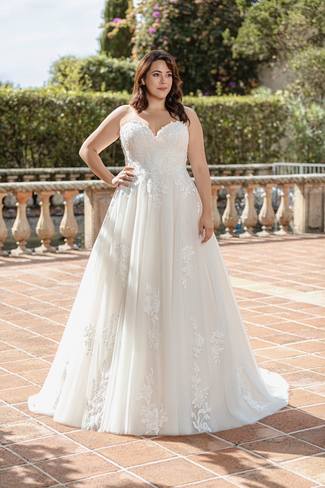 Découvrez la robe de mariée grande taille Aurore, élégance et confort pour votre jour magique :