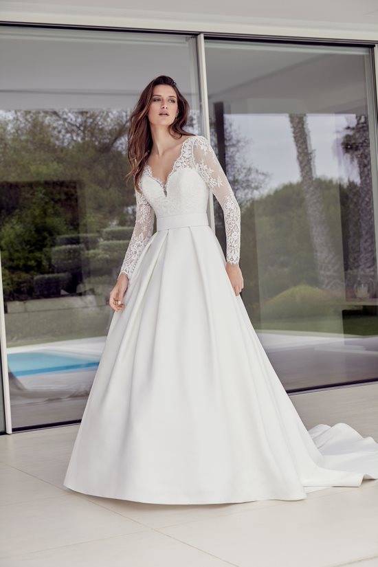 robe de mariée 22210 blanche divina sposa princesse décolleté en v  à Marseille 