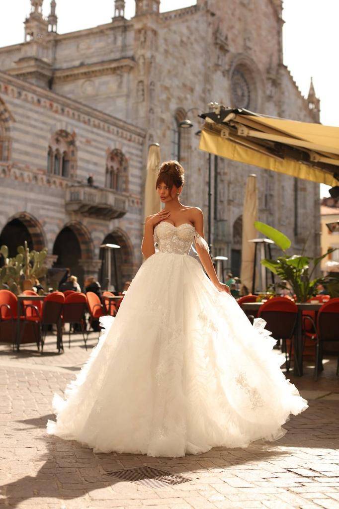 Robe de mariée bustier princesse bohème à Marseille.Aster Bustier décolleté bateau, baleiné brodé de dentelle de fleurs et de sequins.
