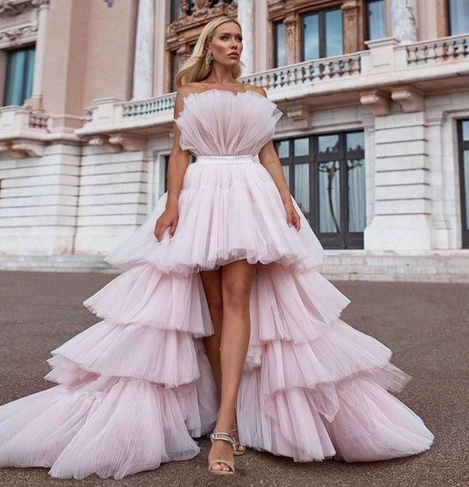 robe de mariée rose asymétrique couture avec cascade de tulle à Marseille 13001