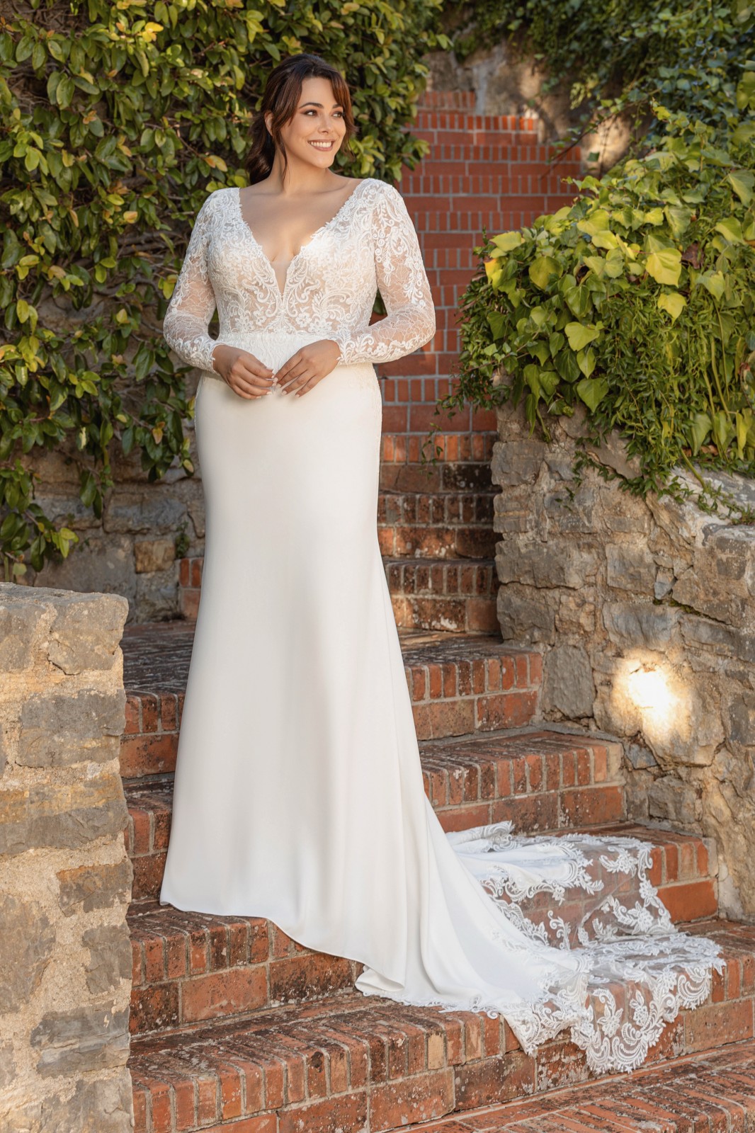 La robe de mariée sirène en crêpe avec manches longues en dentelle modèle  Élise, élégance intemporelle et romantisme raffiné de la nouvelle collection à Marseille