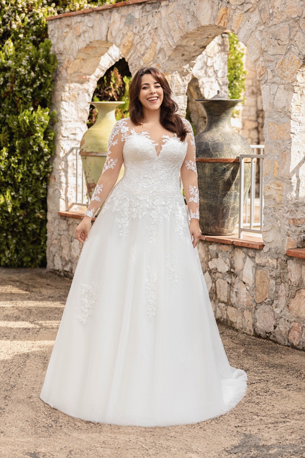 Robe de mariée grande taille évasée  avec manches longues en dentelle et décolleté cœur Wendy, élégance et romance au rendez-vous chez solution cérémonie à Marseille