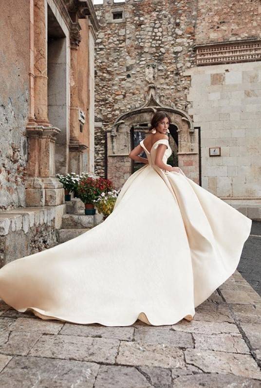 Robe de mariée forme princesse en mikado décolleté bateau à marseille  