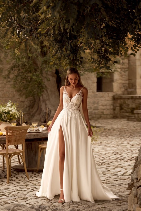 robe de mariée fines bretelels décollété en V ANNA SPOSA a Marseille
