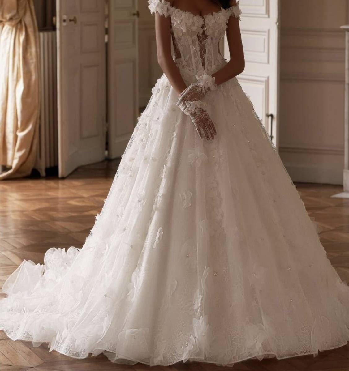 Robe de mariée trapèze en dentelle florales 3D à Marseille