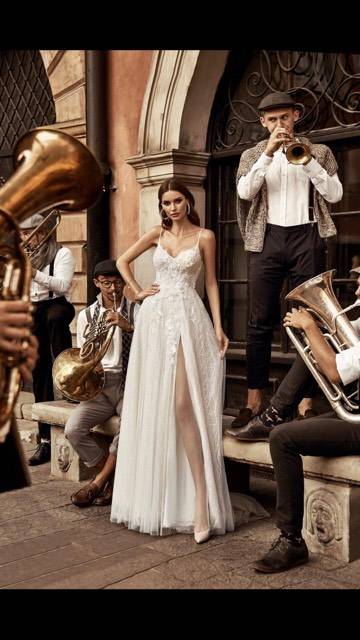 robe de mariée boheme avec fente sur la jambe à Marseille centre ville