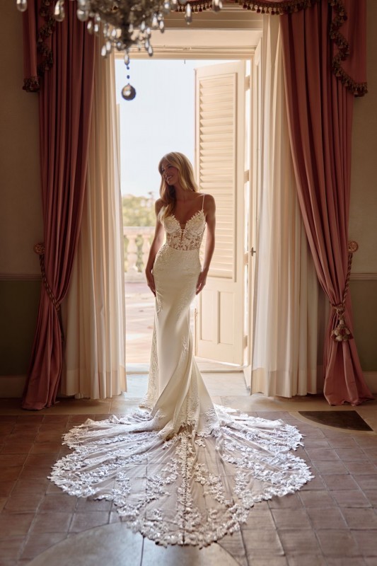 Robe de mariée sirène avec longue traîne en dentelle Marseille centre ville 
