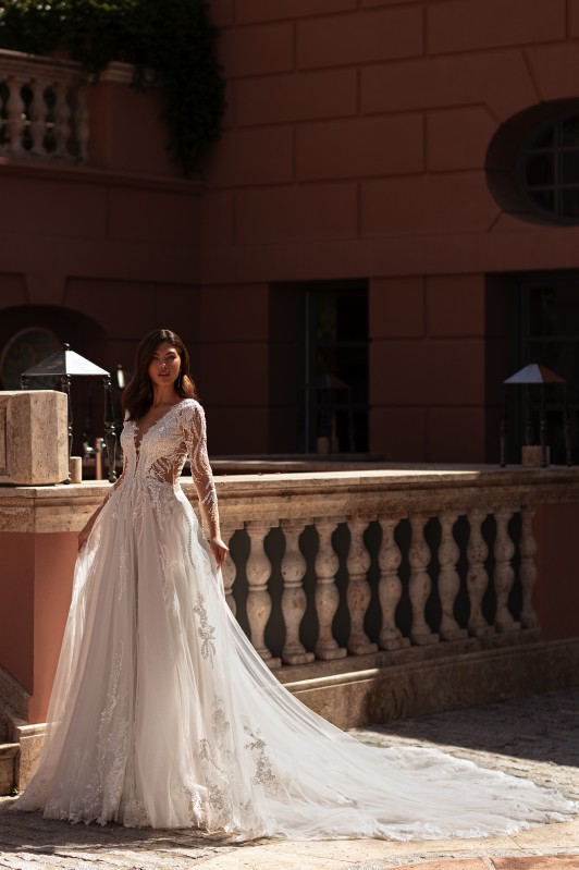 Robe de mariée princesse modèle OGGI nouvelle collection hiver 2025 
