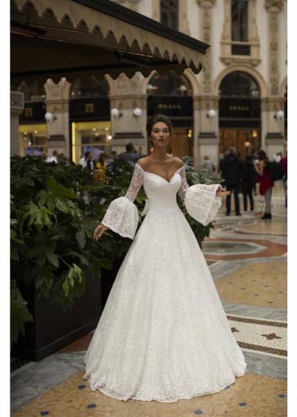 la robe de mairée decolleté plongeant à marseille centre ville